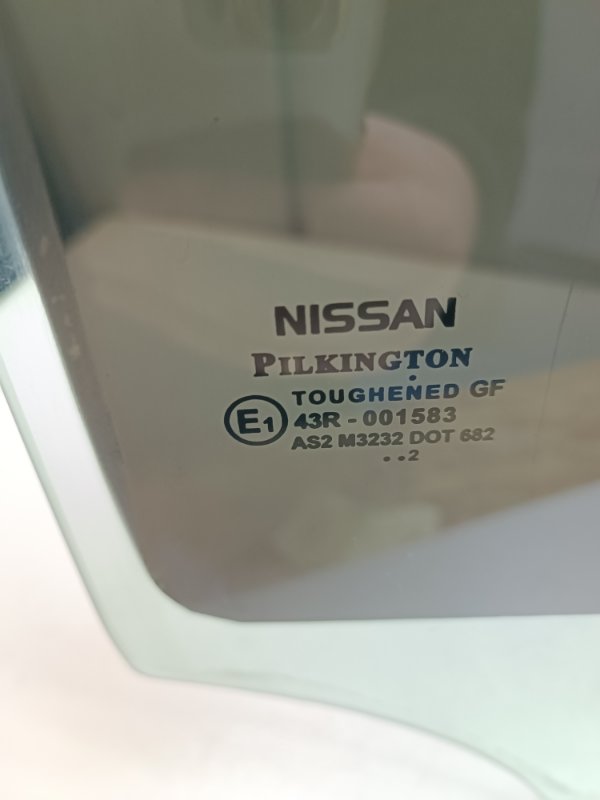 Стекло двери Nissan Note E11
