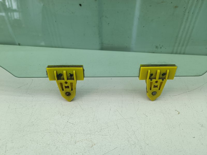 Стекло двери Nissan Note E11