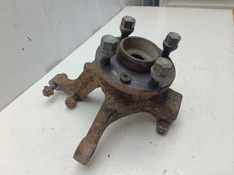 Кулак поворотный Nissan Note E11