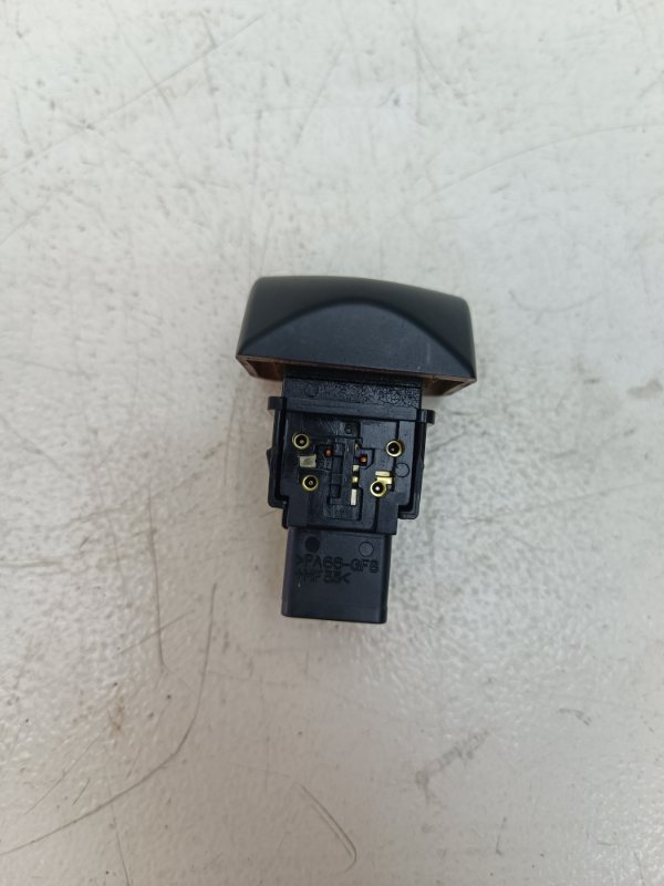 Кнопка аварийной сигнализации Nissan Note E11