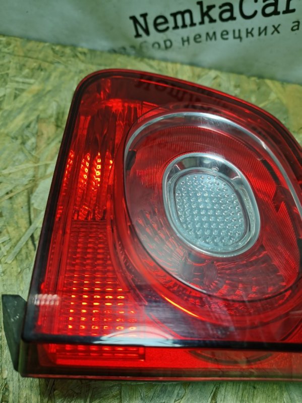 Фонарь задний в крышку багажника Volkswagen Tiguan 2009 5N1