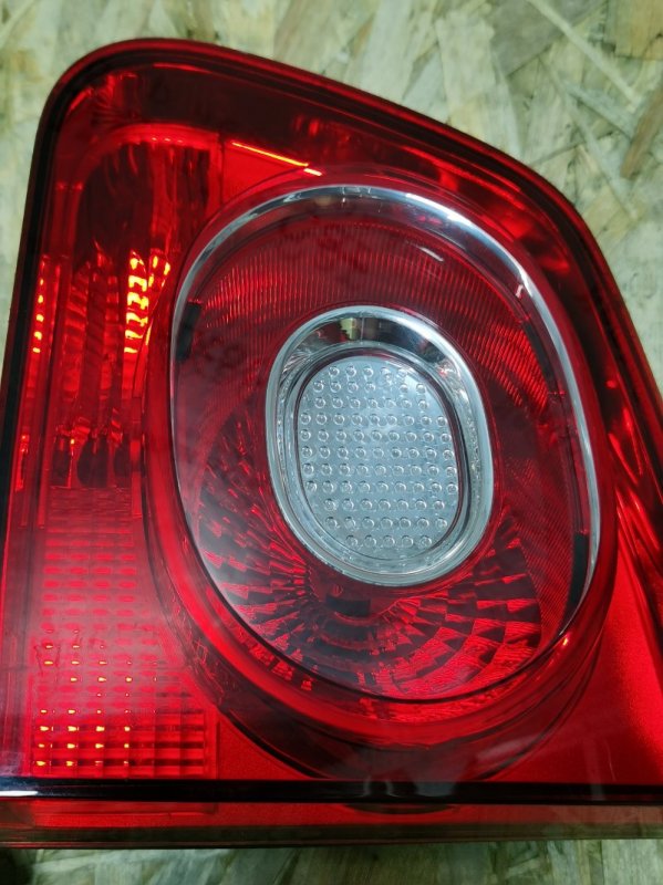 Фонарь задний в крышку багажника Volkswagen Tiguan 2009 5N1
