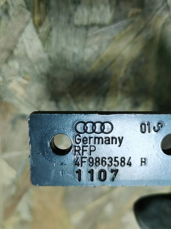 Кронштейн шторки багажника AUDI A6 C6 Allroad quattro 2007 4F