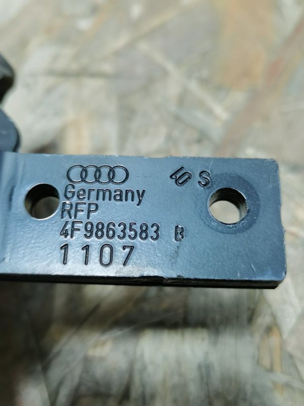 Кронштейн шторки багажника AUDI A6 C6 Allroad quattro 2007 4F