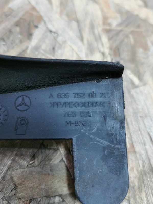 Кронштейн лючка топливного бака Mercedes Vito 2006 639