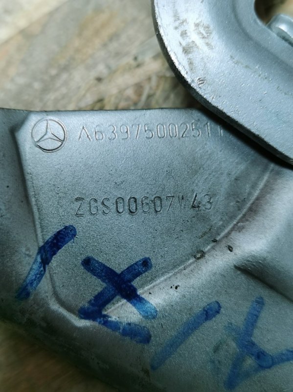 Петля капота Mercedes Vito 2008 639