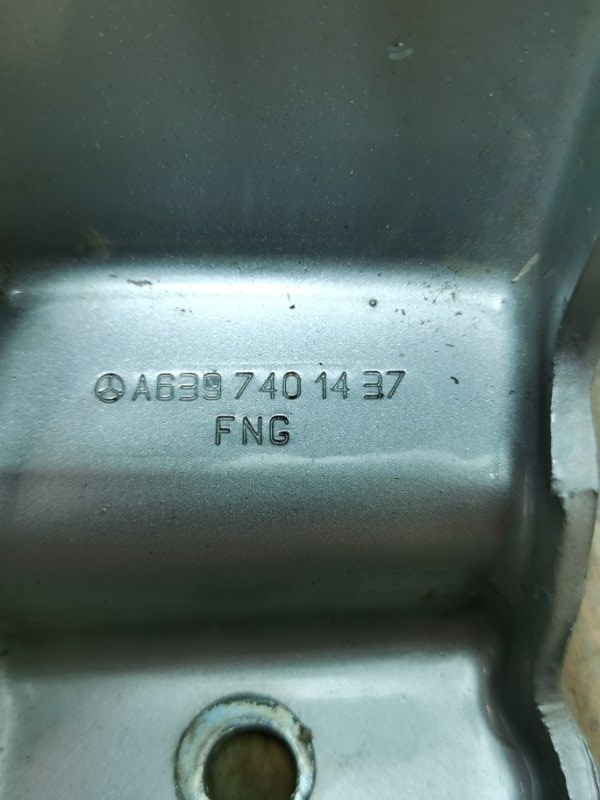 Петля двери распашной Mercedes Vito 2013 639 рест