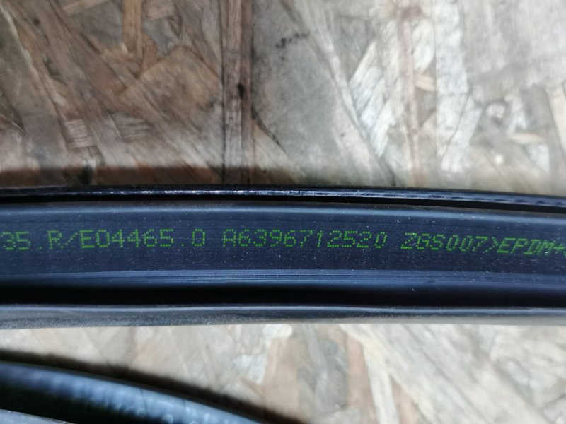 Уплотнительная резинка стекла Mercedes Vito 2012 639 рест
