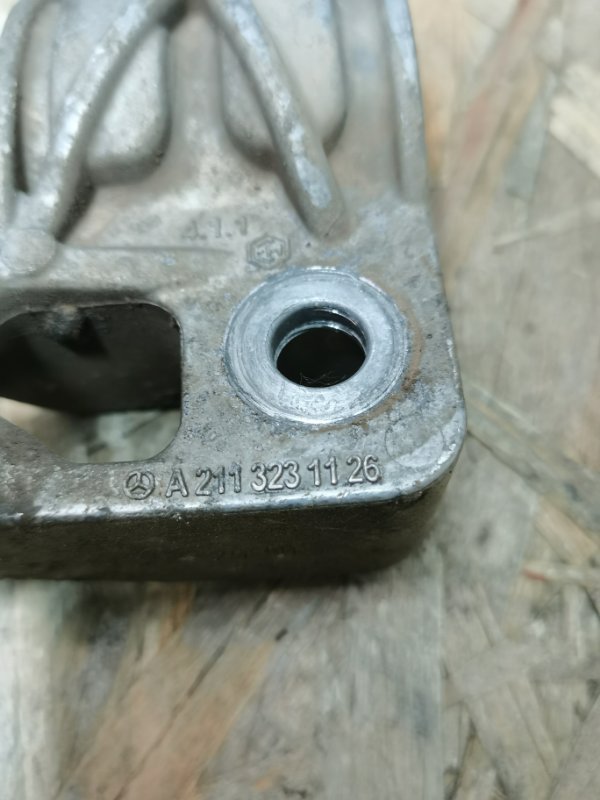 Кронштейн стабилизатора Mercedes W211