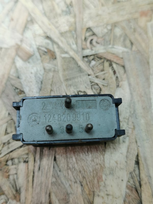 Кнопка подголовников Mercedes E-Classe W124 1992