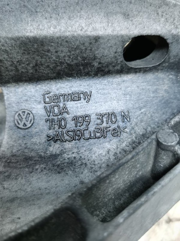 Кронштейн двигателя Volkswagen Transporter T5 2008 Caravelle