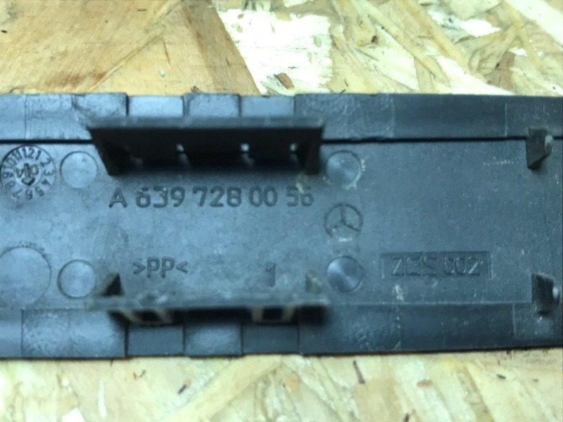 Заглушка торца двери Mercedes Vito 2004 639