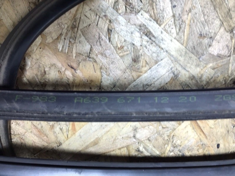 Уплотнитель лобового стекла Mercedes Vito 2004 639