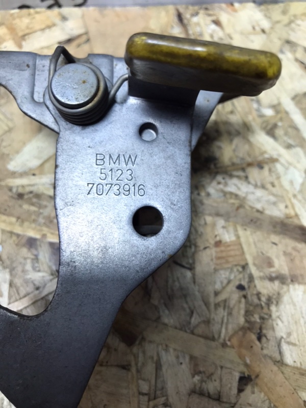 Крюк капота BMW 3-Series E90 2006