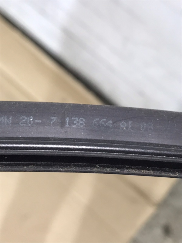 Уплотнитель лобового стекла BMW 3-Series E90 2006