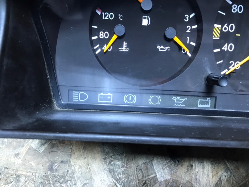 Щиток приборов Mercedes E-Classe W124 1989