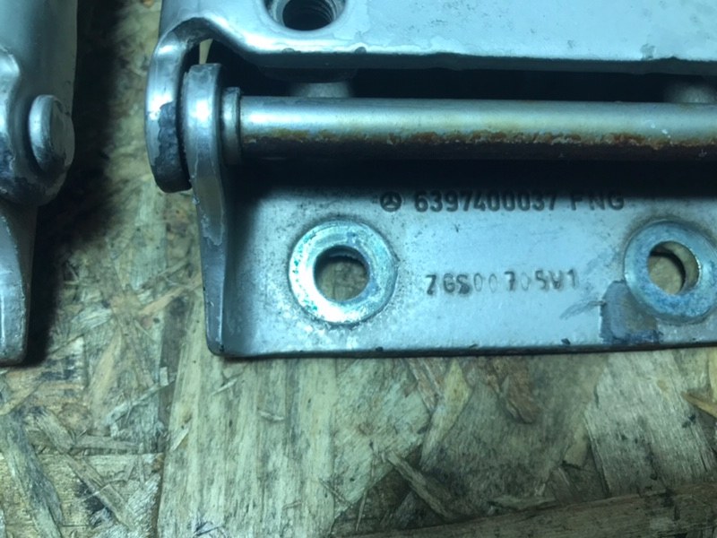 Петля двери багажника Mercedes Vito 2005 639