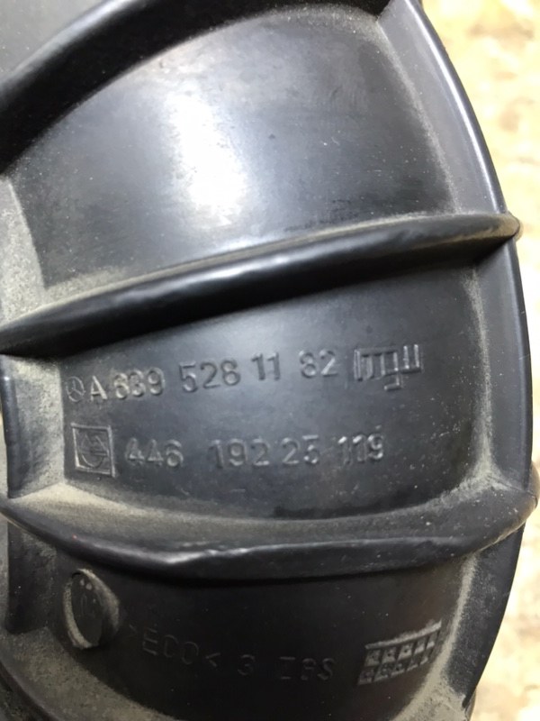 Патрубок воздушного фильтра Mercedes Vito 2004 639