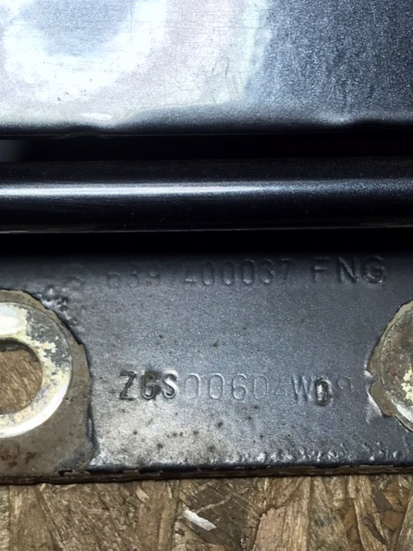 Петли двери багажника Mercedes Vito 2004 639