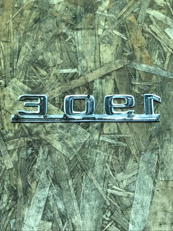 Эмблема на крышку багажника Mercedes 190 W201