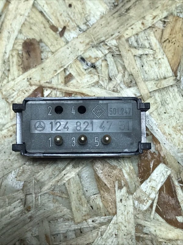 Кнопка подголовников Mercedes E-Classe 1993 W124 250D