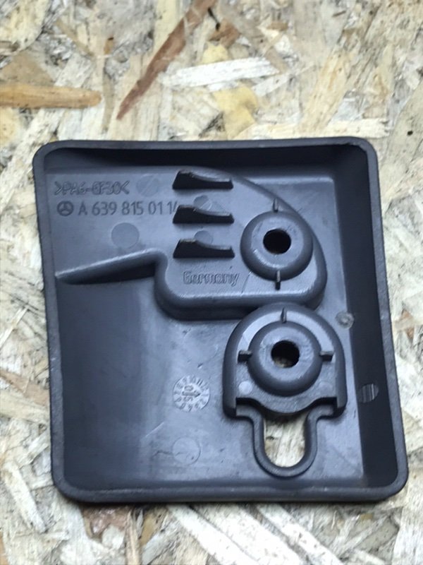 Кронштейн полки Mercedes Vito 2004 639
