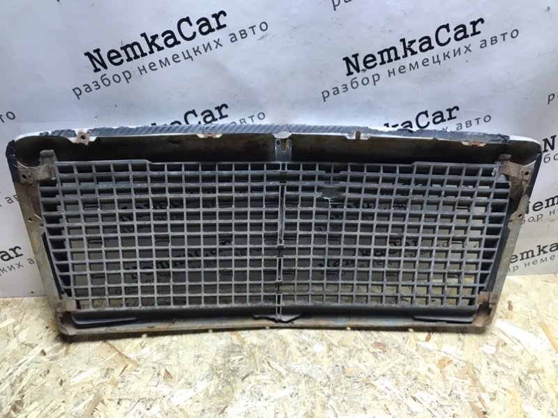 Решетка радиатора Mercedes W124 1987