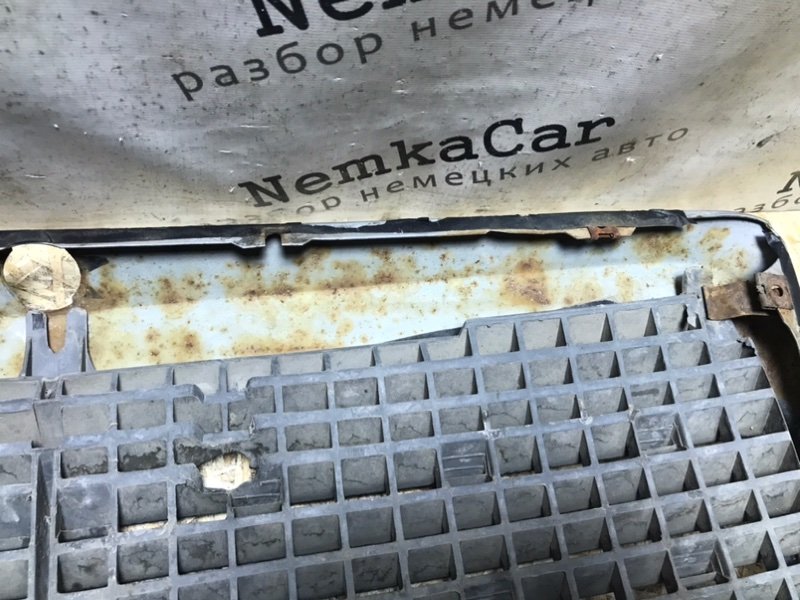 Решетка радиатора Mercedes W124 1987