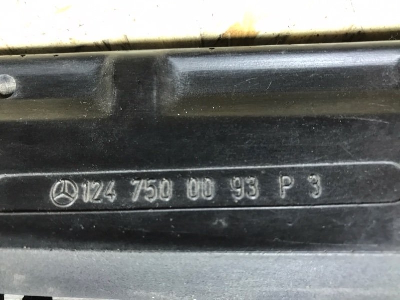 Молдинг крышки багажника Mercedes W124 1987