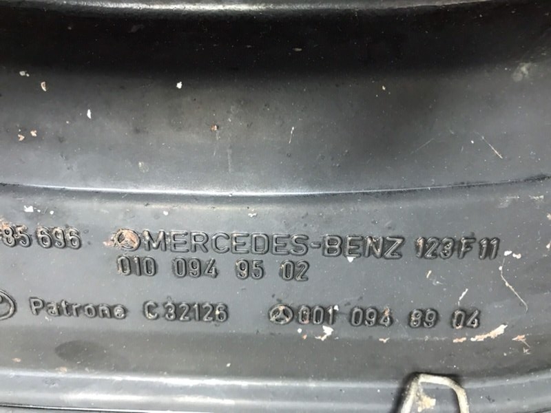 Корпус воздушного фильтра Mercedes w123 1980 Седан