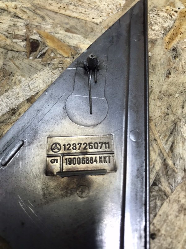 Уголок зеркала Mercedes w123 1980 Седан