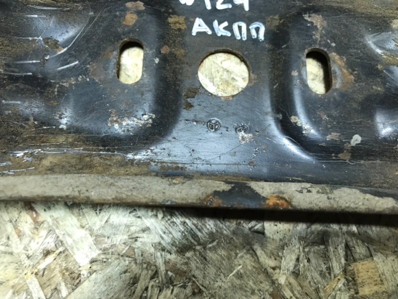 Кронштейн КПП Mercedes W124 1993 300CE