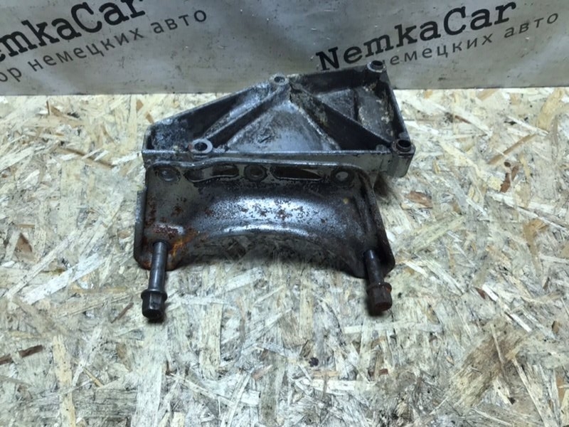Кронштейн генератора Mercedes W124 1993 300CE