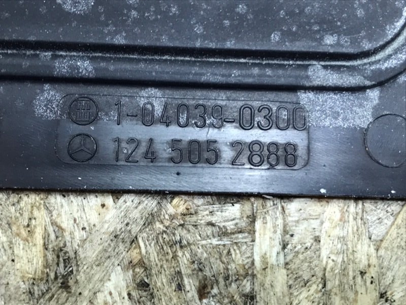 Накладка радиатора Mercedes W124 1995 E320