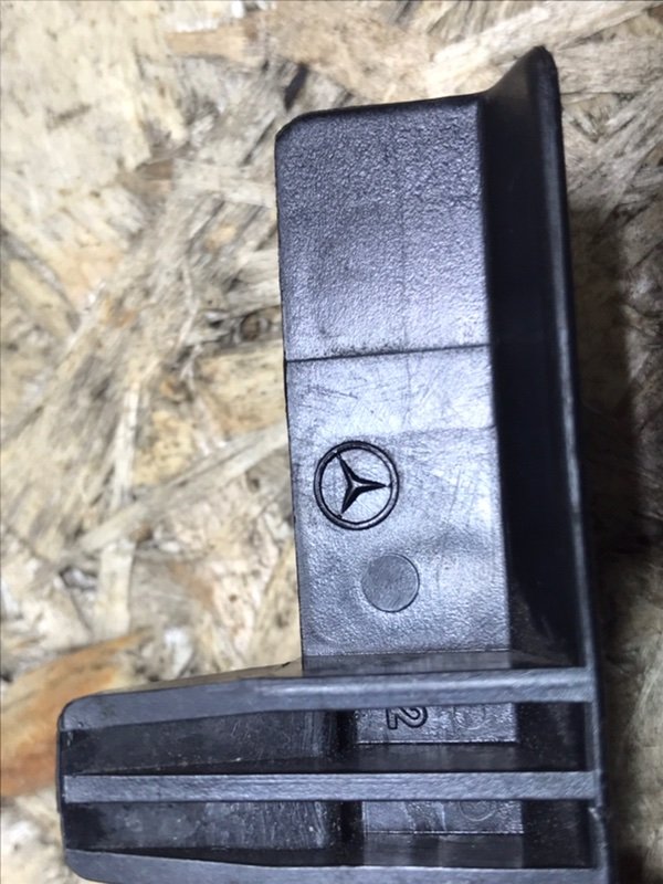 Кронштейн обшивки двери Mercedes W124 1994 Седан
