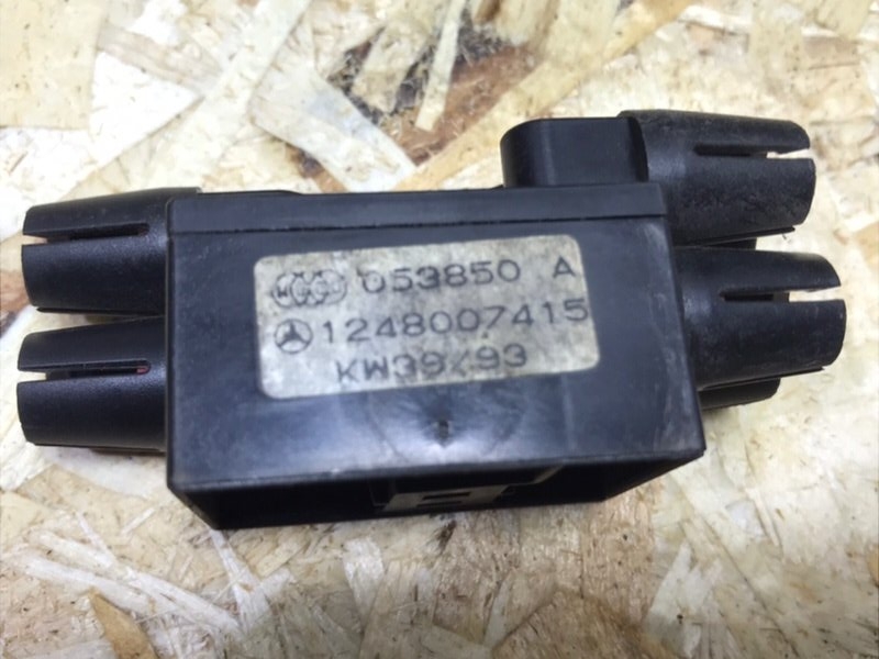 Компрессор центрального замка Mercedes W124 1993 E320