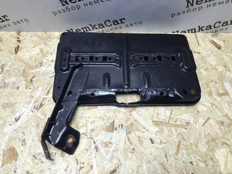 Площадка АКБ Mercedes w123 1980 Седан