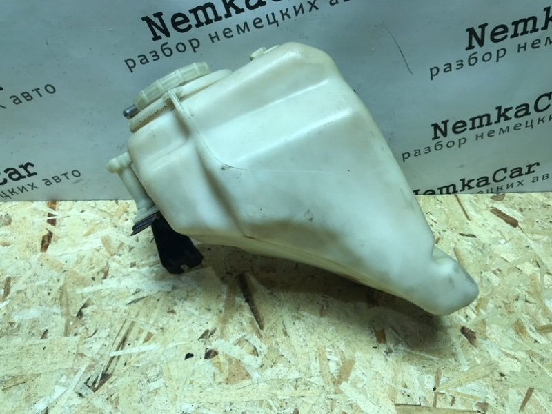 Бачок омывателя Mercedes W124 1992