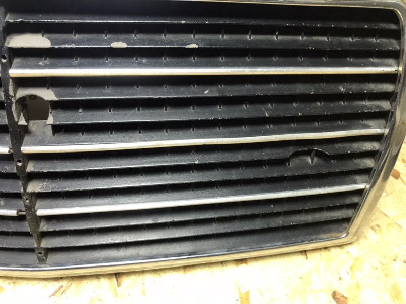 Решетка радиатора Mercedes W124 1989 E260