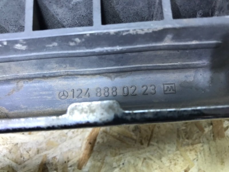 Решетка радиатора Mercedes W124 1989 E260