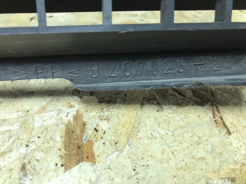 Решетка радиатора Mercedes W124 1993 E320