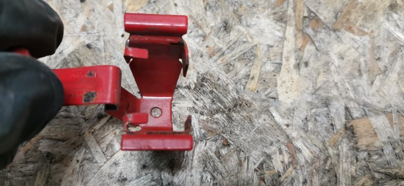 Кронштейн сиденья заднего Mercedes W124 1993 E320