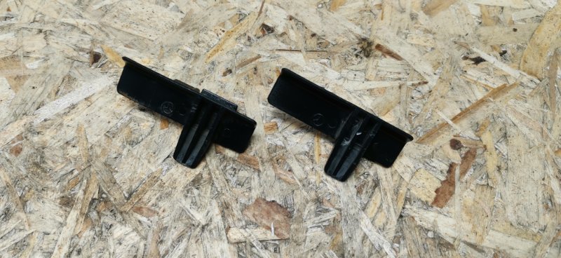 Кронштейн обшивки двери Mercedes W124 1993 E320