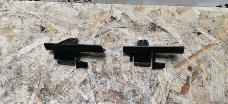 Кронштейн обшивки двери Mercedes W124 1993 E320