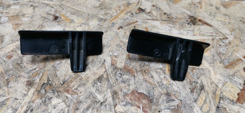 Кронштейн обшивки двери Mercedes W124 1993 E320