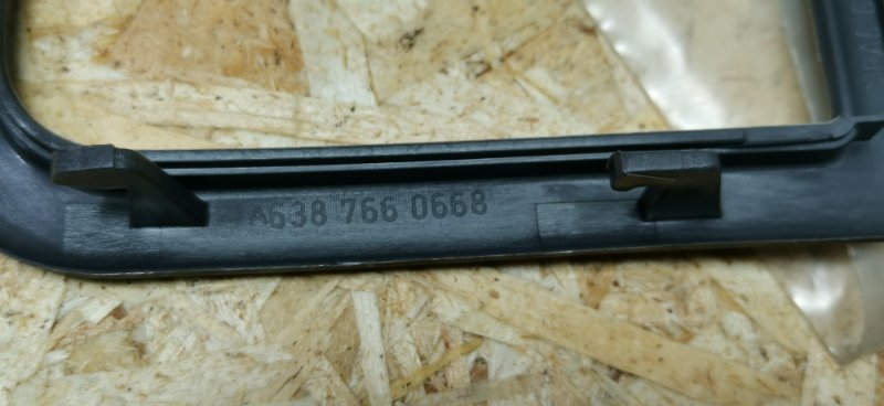 Рамка ручки двери внутренней Mercedes Vito 638