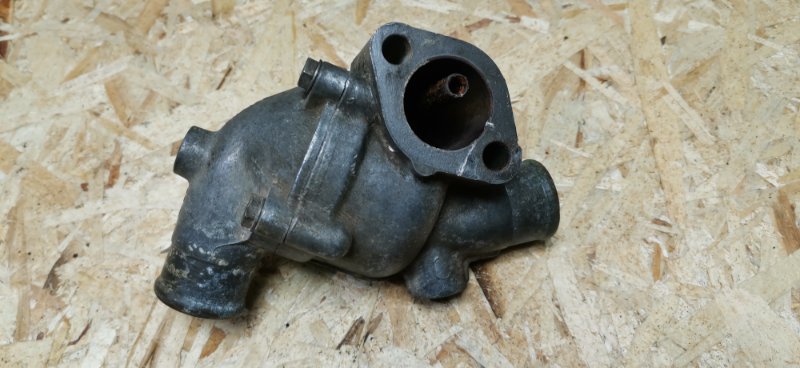 Корпус термостата Mercedes w123 1980 Седан