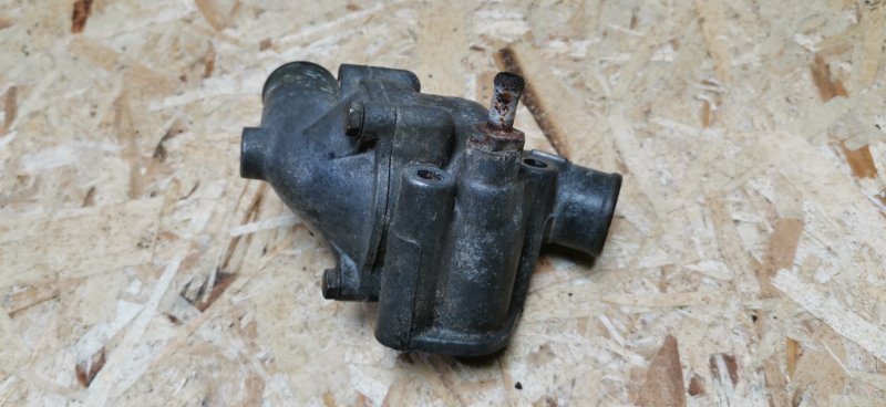 Корпус термостата Mercedes w123 1980 Седан