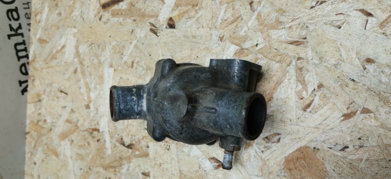 Корпус термостата Mercedes w123 1980 Седан