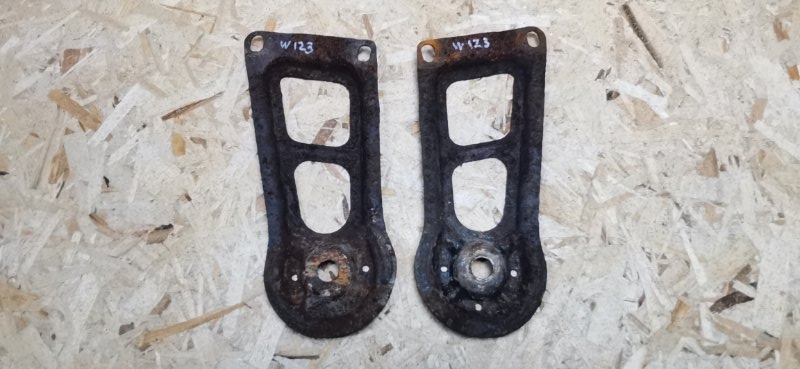 Кронштейн задней балки Mercedes w123 1980 Седан